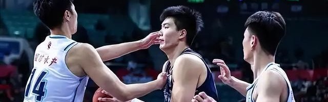 开云体育-上海23连胜领跑！胡明轩带伤出战，CBA球员转型执教成新趋势